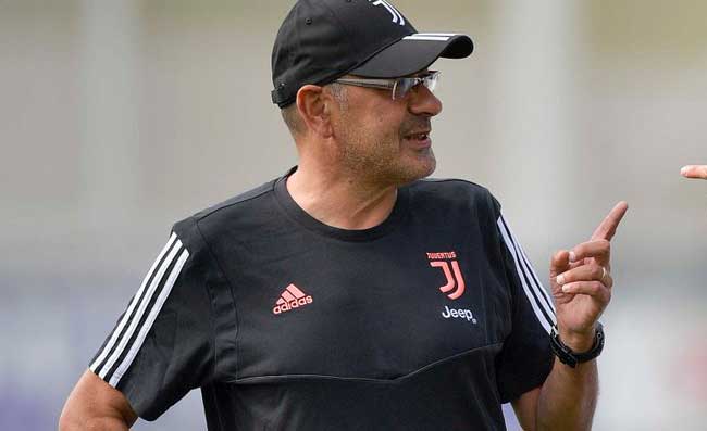 Tifosi della Juventus contro Sarri sui social, tirato in ballo anche De Laurentiis