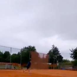 VIDEO – Viaggio di nozze tra relax e sport: Zielisnki gioca a tennis con la moglie Jessica