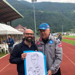 FOTO – Ancelotti riceve la sua vignetta: ecco lo scatto con l’autore