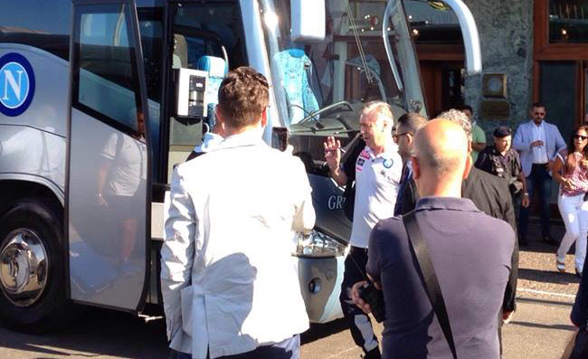 FOTO – Edinburgo, il Napoli arriva allo stadio. Folla impressionante! Il club azzurro: “Meraviglia”