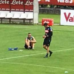 FOTO TN – Maksimovic, lavoro extra dopo l’allenamento: si trattiene col preparatore per un po’ di stretching