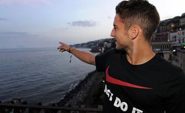 Mertens show a Capri, gioca a calcio per strada e invita 4 ragazzini a cena: “Vi aspetto per la grigliata”