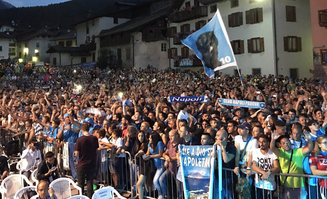 Napoli a Dimaro, da “Sarri 71” al finto James: gli scatti più belli realizzati da Massimo D’Alessandro