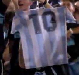 VIDEO – Atleti argentini pazzi di Maradona: esposta maglia “dieci” dell’Argentina