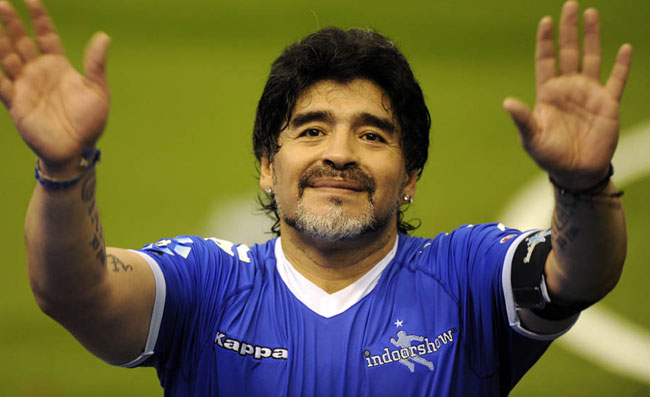 VIDEO – Maradona in piedi dopo l’intervento chirurgico: “Cammino come quando avevo 15 anni”