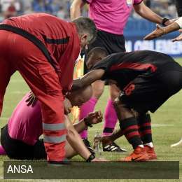 Assurdo nel preliminare di Europa League: arbitro colpito da un petardo