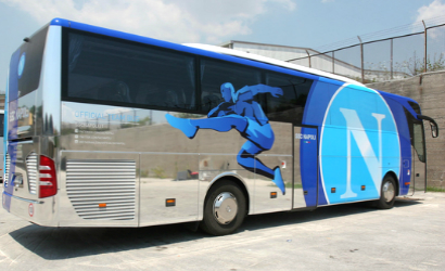 VIDEO – Allo Juventus Stadium arriva il pullman del Napoli, clima ostile nei confronti dei partenopei