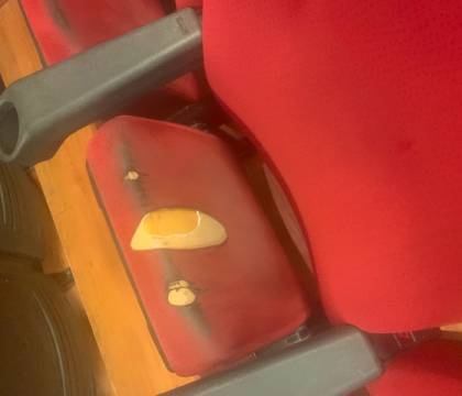 Al Cinema Arcobaleno si paga 8 euro per sedie indecenti, persino Joker si è lamentato