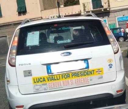 Sui taxi genovesi compare la scritta “Vialli for president”