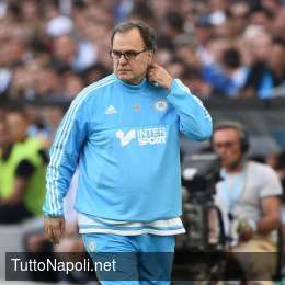 VIDEO – L’ultima follia del ‘loco’ Bielsa: in tuta al galà per i 100 anni del Leeds