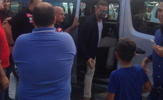 Edo De Laurentiis incontra la squadra sul bus verso Capodichino: la reazione dei giocatori