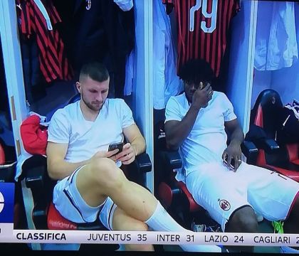 Il Giornale: i giocatori del Milan beccati col cellulare nel pre-partita. Scoppia la polemica. Il club non gradisce