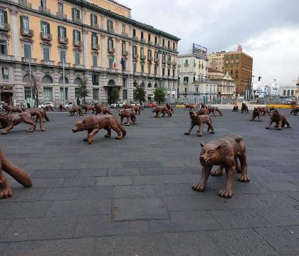 Wolves Coming. I lupi di Liu Ruowang invadono piazza Municipio
