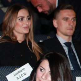 FOTO – “La bella e la bestia”, Milik ironizza pubblicando una foto con la sua Jessica