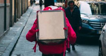 Corsera: Napoli adotta la “carta dei diritti” dei rider