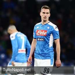 FOTO – Milik, 100 presenze col Napoli: premiato a bordo campo con una maglia celebrativa