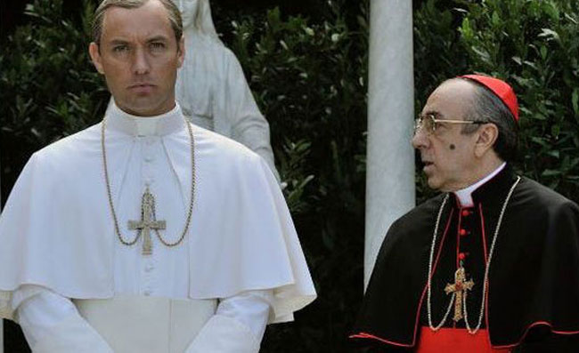 FOTO – The New Pope, tutti pazzi per il cardinale Voiello! Il suo cellulare ha la cover del Napoli