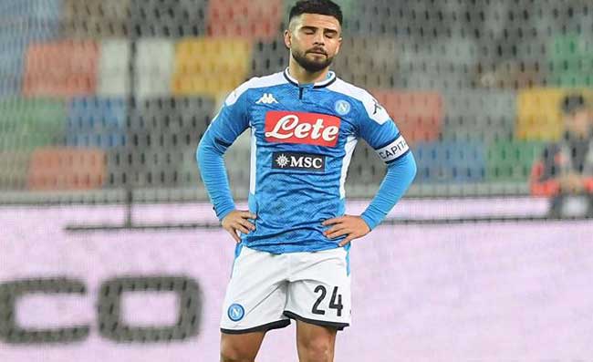 Insigne segna e batte la mano sullo stemma, ma il gesto di Di Lorenzo non sfugge alle telecamere