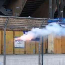 VIDEO – Vergogna al San Paolo: teppista distrugge cartello con un petardo