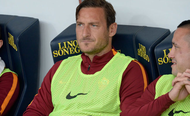 VIDEO – “Tu sei pazzo!”. Totti incanta ancora, punizione pazzesca in una partitella tra amici
