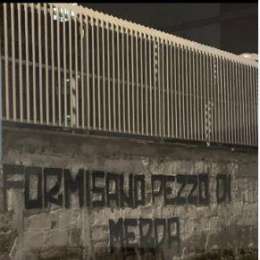 FOTO – Duro striscione delle Curve contro il club per i prezzi di Napoli-Barça: “Formisano pezzo di m…”