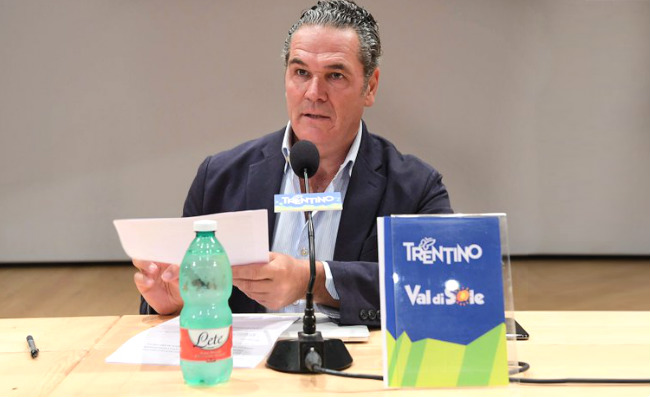 FOTO – “Formisano pezzo di m….”. I tifosi del Napoli si scagliano contro il dirigente per il caro biglietti