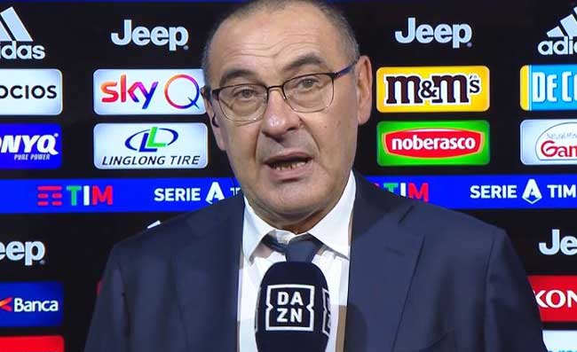 Sarri: “La Juventus non è il Napoli! Siamo passivi, Douglas Costa è fragile. Non rosico…”