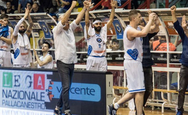 Coronavirus, Malaventura in ospedale. L’ex giocatore del Napoli basket: “Sono attaccato all’ossigeno”