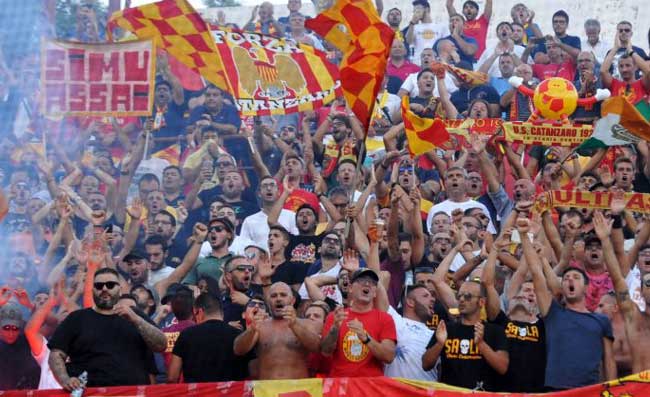 FOTO – “Infetti da Corona virus”, l’eloquente striscione dei tifosi del Catanzaro nel 2004