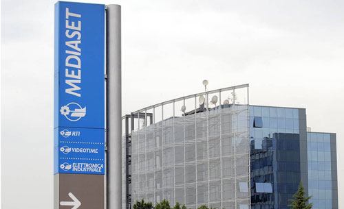 VIDEO – Striscia la Notizia cavalca lo sputtaNapoli! Squallido servizio di Mediaset. Simioli: “Solo c…te!”