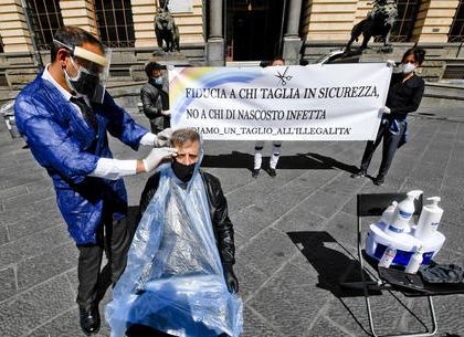 Barbieri in piazza a Napoli per protestare contro la chiusura