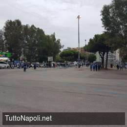 FOTO – Taglio in piazza in segno di protesta: a Napoli scoppia la rivolta dei barbieri