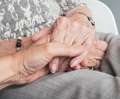 Il Belgio ha il tasso di letalità più alto d’Europa: “Perché contiamo anche i morti negli ospizi”