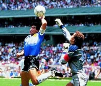Il Guardian firma la storica resa dell’Inghilterra: “Maradona non ci ha derubati in Messico”