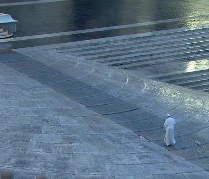 Il Papa si smarca dalla Cei e invita all’obbedienza delle disposizioni di Conte