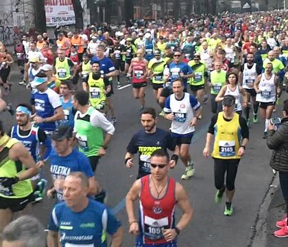 La vedova di un runner: «Mio marito ucciso dal virus, indebolito dalla corsa. La gente non ha capito»