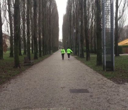 Via alle corse e alle passeggiate, anche per i bambini. Resta il distanziamento