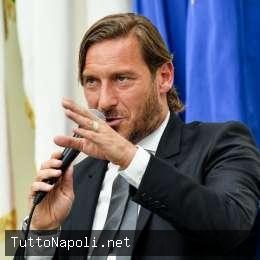Totti ammette: “Maradona è il numero uno in assoluto. E’ il calcio…”