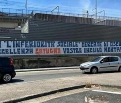 Altro striscione degli ultras del Napoli “l’eccellenza Cotugno vostro incubo mentale”