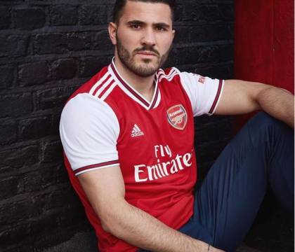 Arsenal, la moglie di Kolasinac fermata in aeroporto per una pistola stordente
