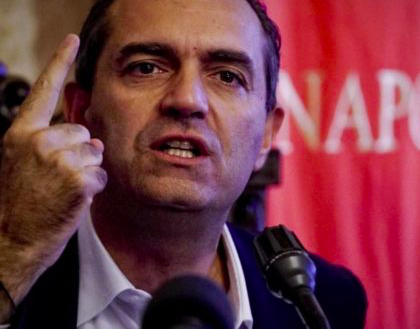 De Magistris contro De Luca: “È sbagliato chiudere i locali alle 23”