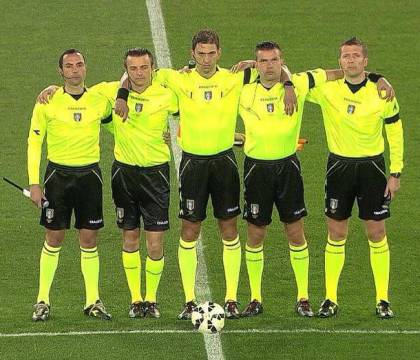 E agli arbitri chi ci pensa? In Inghilterra passeranno dal divano alle partite di Premier