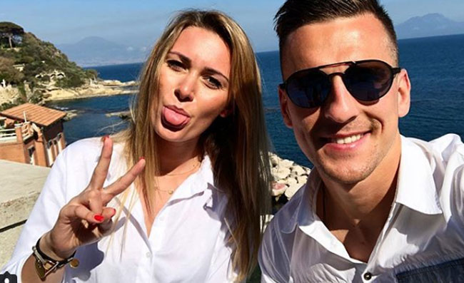 FOTO – Milik e Jessica si godono il mare di Napoli, giro in barca nel golfo nel giorno di riposo