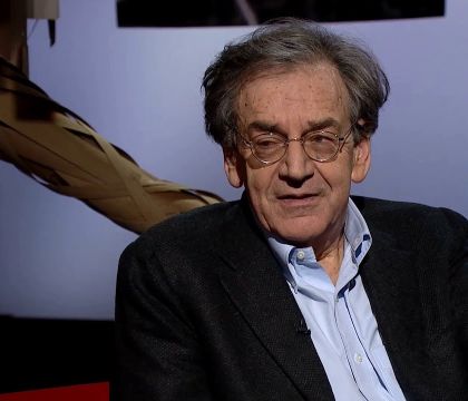 Finkielkraut: «Dovremmo riscoprire il senso delle distanze. Un po’ di distanza aiuta la civiltà»