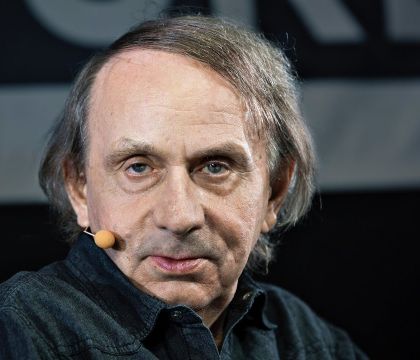 Houellebecq: che virus banale. Non ha cambiato il mondo, sarà solo un po’ peggio
