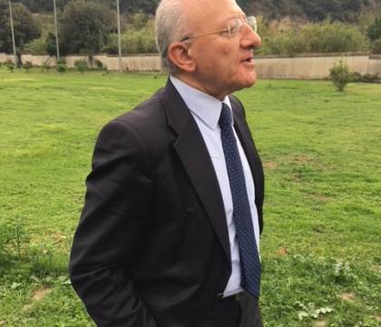I due pesi e i due lanciafiamme di De Luca: il Napoli può allenarsi, i cinghialoni no