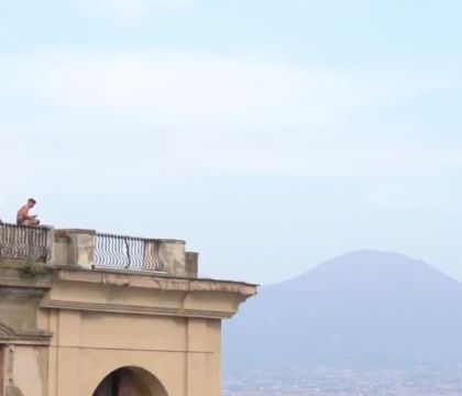 Il Museo Madre celebra il compleanno di Mertens con una clip