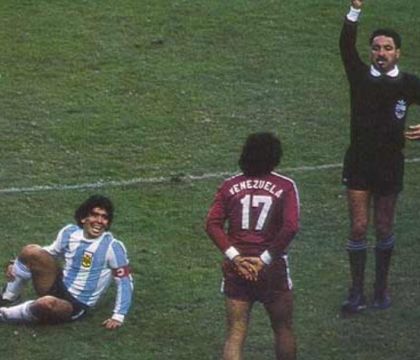 Maradona: «Il mio era un altro calcio, un altro mondo. Inutile fare paragoni»