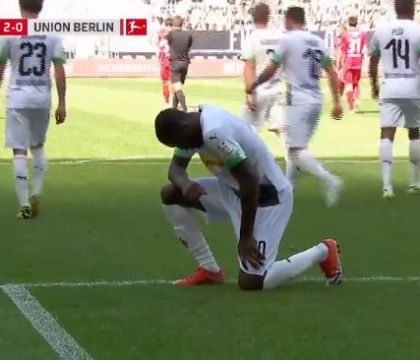 Marcus Thuram segna contro l’Union Berlino e si inginocchia per Floyd