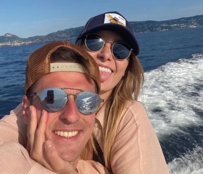 Milik e Jessica si godono in barca il Golfo di Napoli